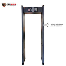 Detector de metales de arco de seguridad y detecciones de temperatura humana para controlar el coronavirus en la entrada de la oficina gubernamental